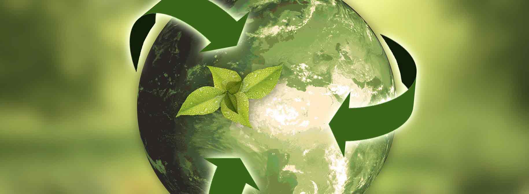 Vihreä maapallo ja sen ympärillä kierrätystä kuvaavat nuolet