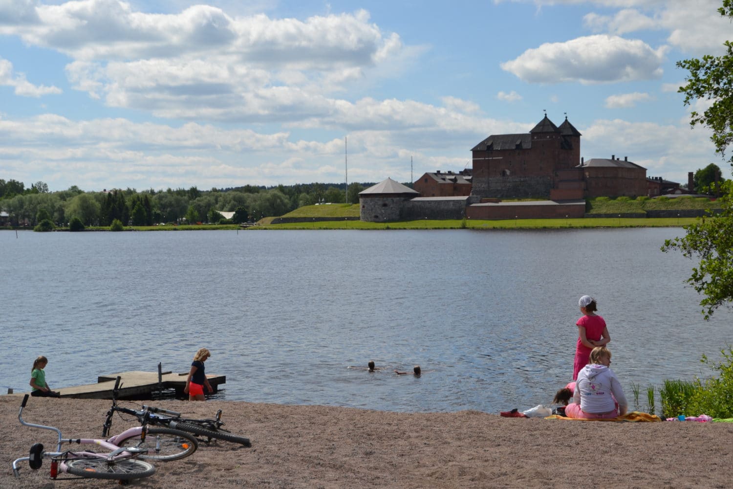 Sairion uimapaikka, taustalla Hämeen linna