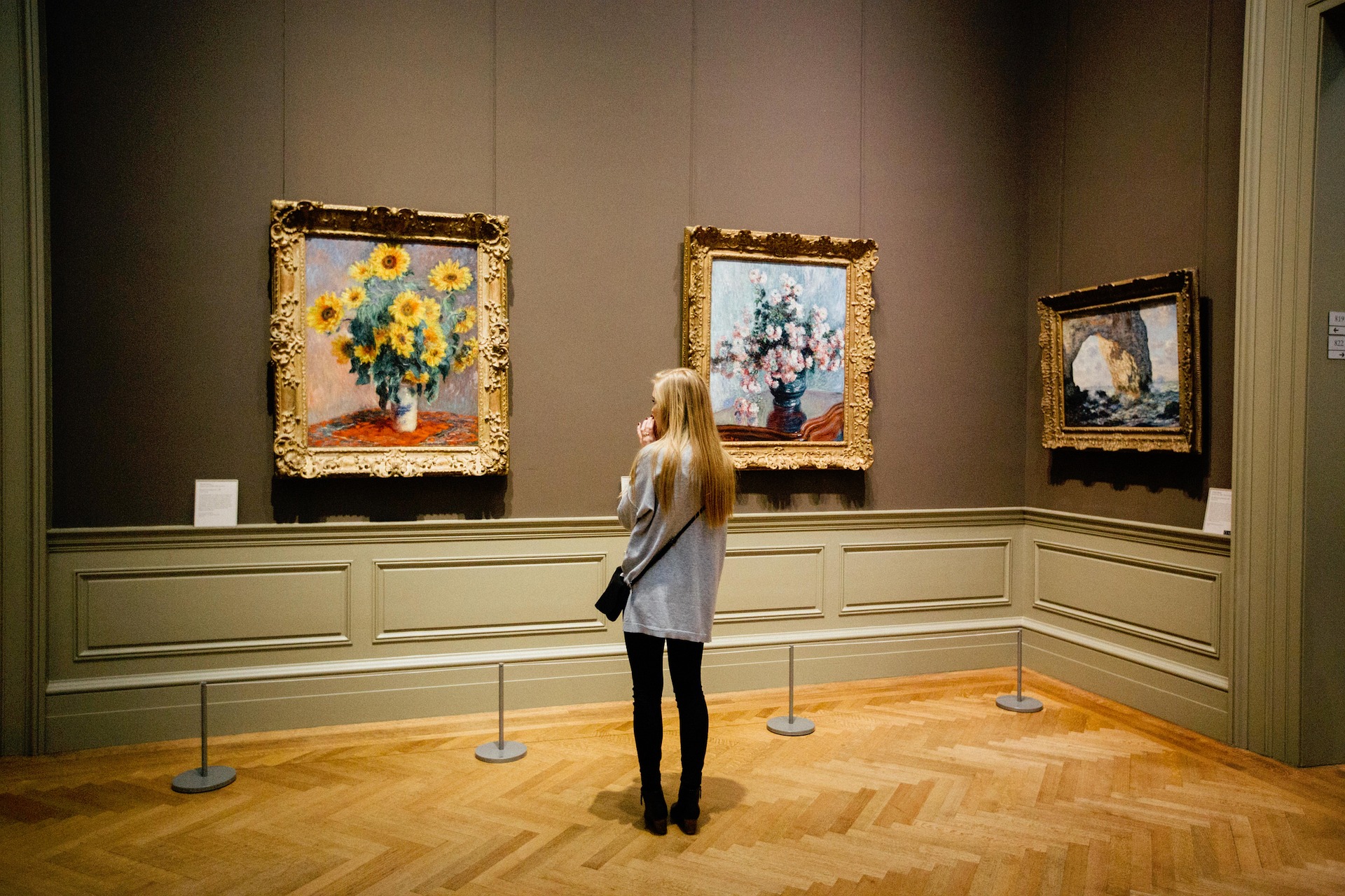 Tyttö katsoo museossa tauluja