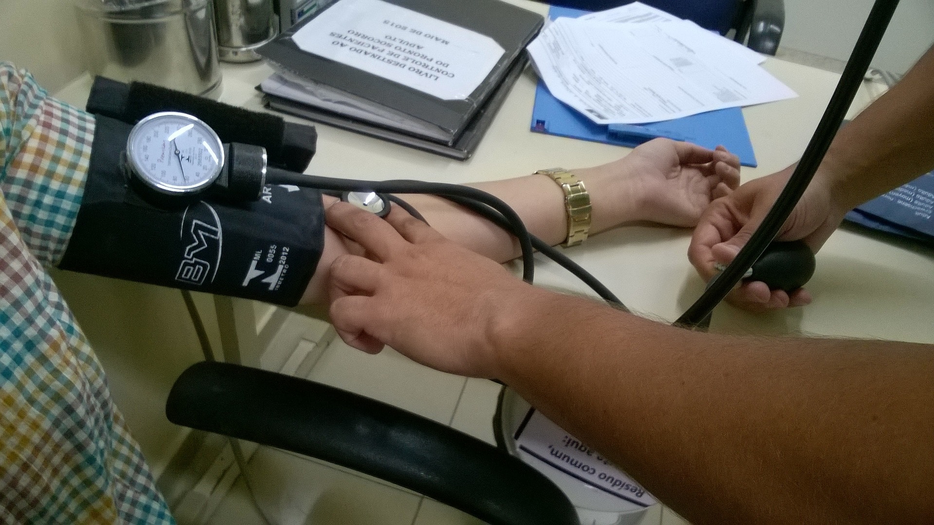Terveydenhoitaja mittaa verenpainetta